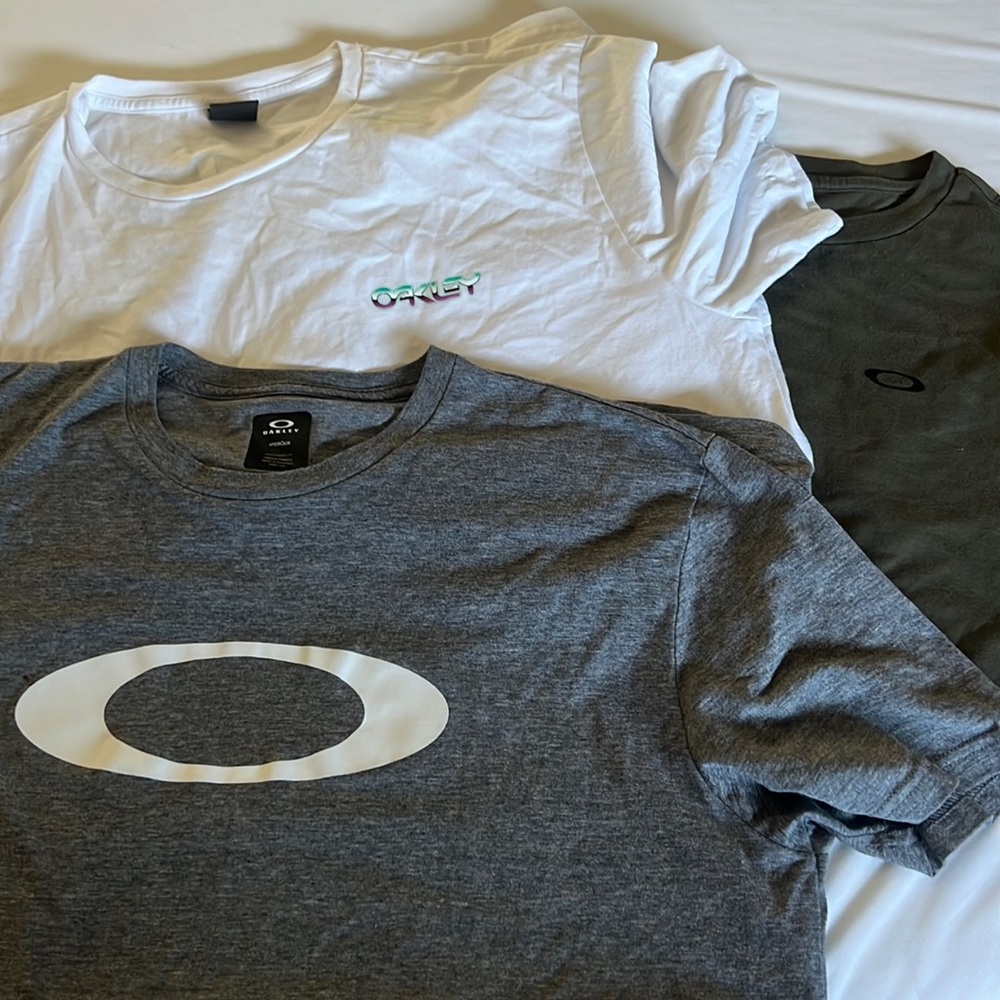Package of 3 Oakley Short Sleeve Shirts. Multicolor Size XL
